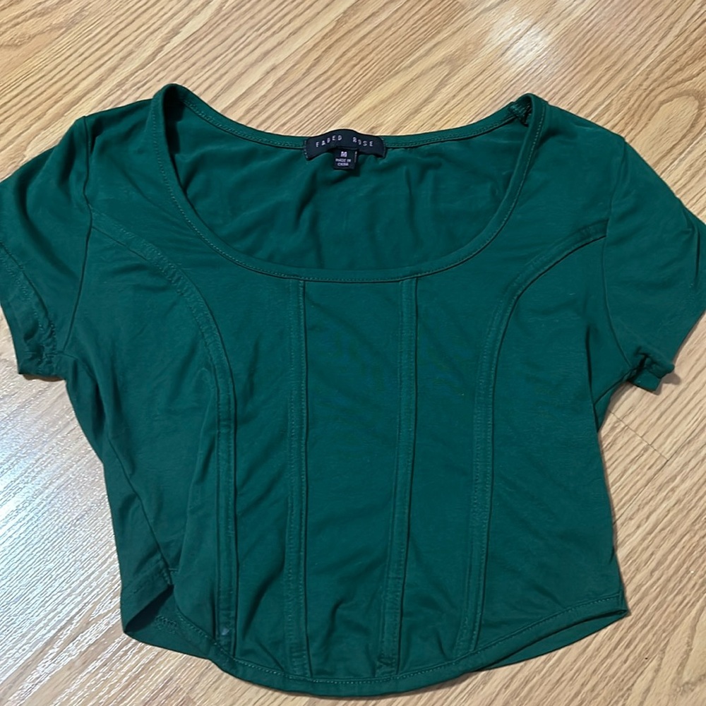 could be cropped or not depending on body size, dark green with loose in front